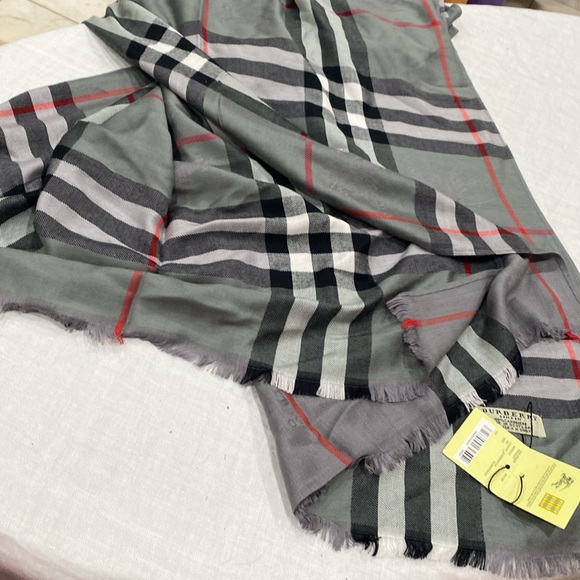 Burberry scarf π§£gray red black 100% cashmere made in Scotland 54β by 72β unisex - Picture 1 of 16